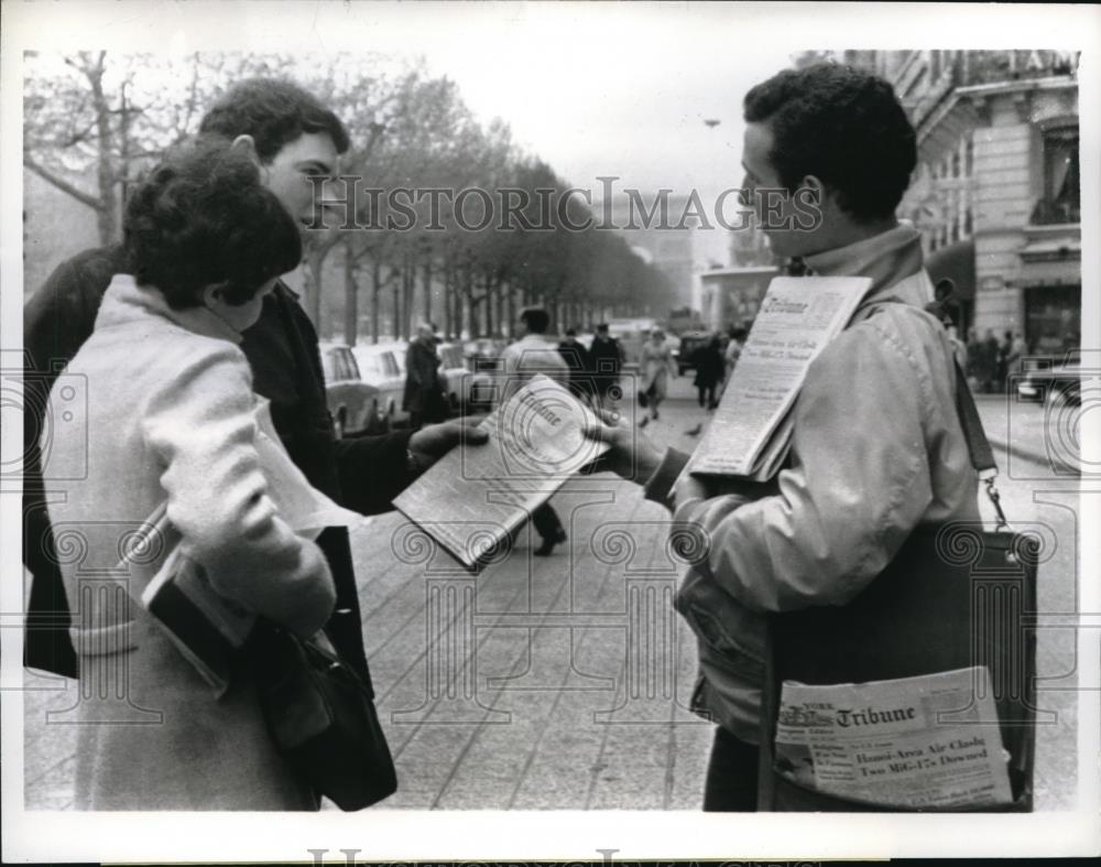 1966 Press Photo Paris France people buy Herald Tribune - Historic Images