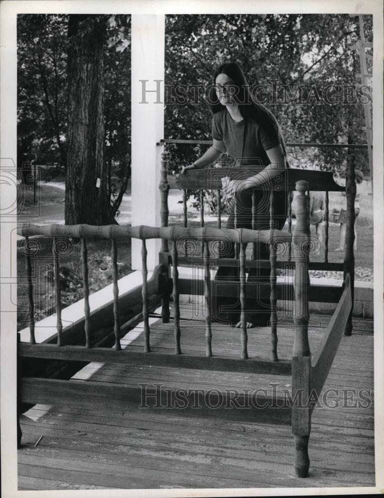 Press Photo Becky Gordon of Seville and Handmade Wooden Bed for Auction Sale - Historic Images