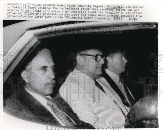 1973 Press Photo Eugenio Martinez and Bernard L Baker under tight security - Historic Images