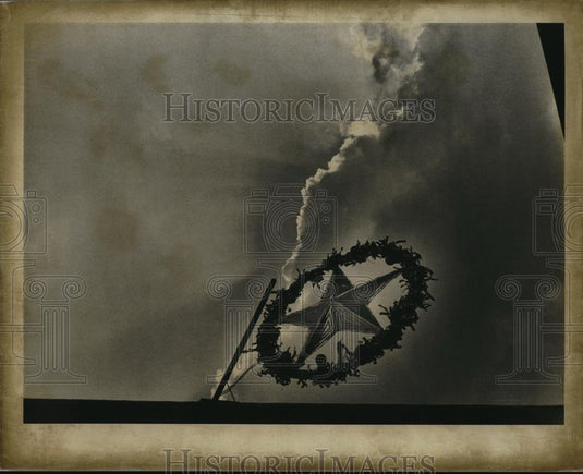 1970 Press Photo Christmas decorations & sun burst at Albany Wisconsin - Historic Images