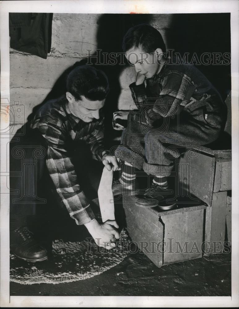 1947 Press Photo Typical Family Manages on U.S. Standard Income - Historic Images