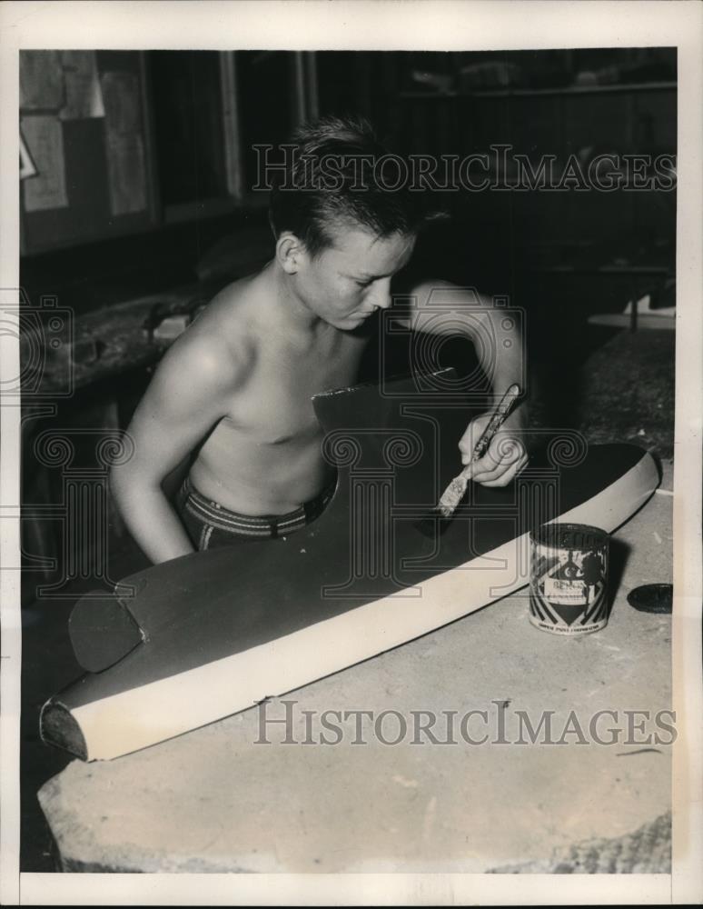 1940 Press Photo Eddie paints the hull of a model ship - Historic Images