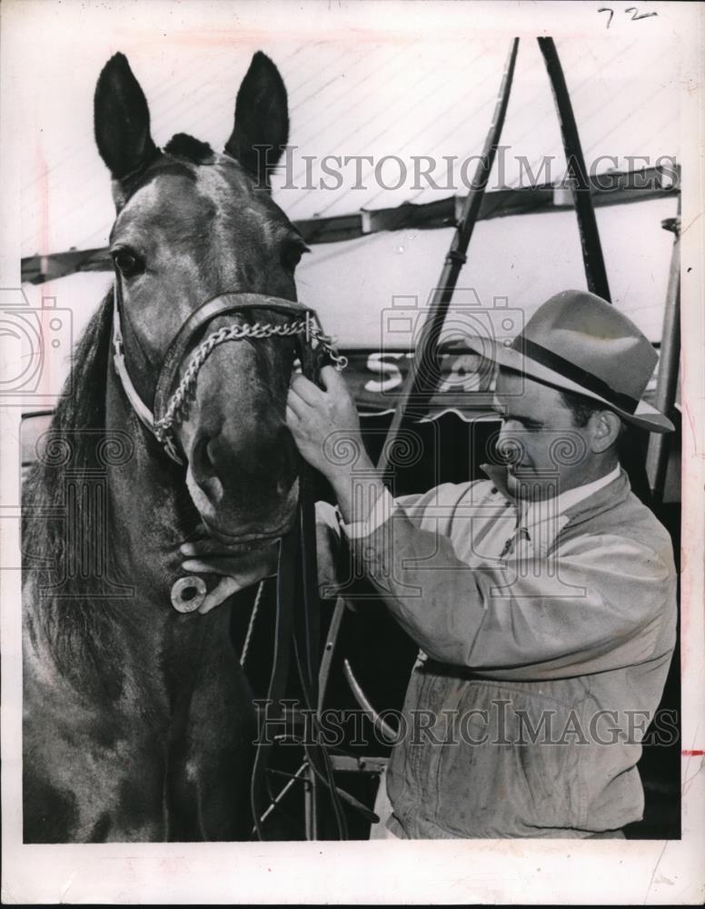 1951 Press Photo A Ballstone Lake Veterinarian, indicates the Auxiliary Windpipe - Historic Images