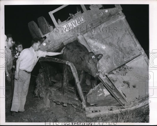 1950 Press Photo Livestock truck capsized while rounding a curve - Historic Images