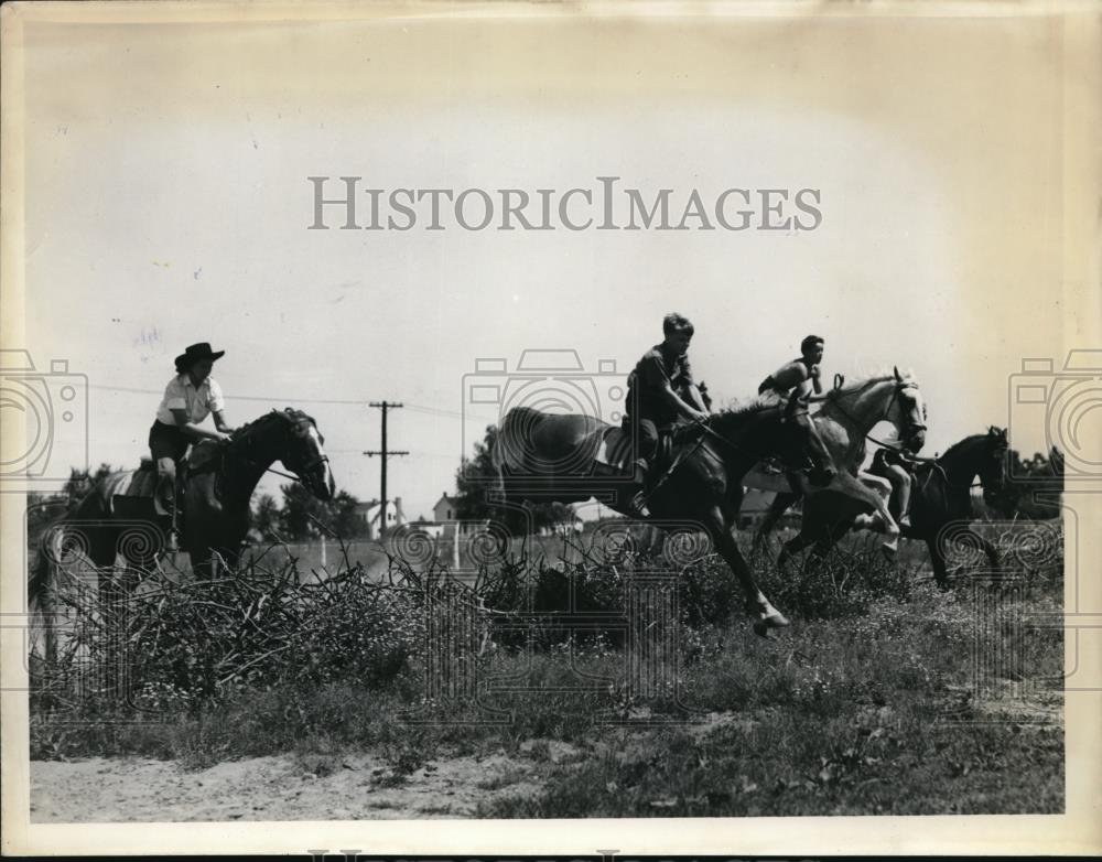 1940 Press Photo Kids on horseback ride at Parkers farm - nec95492 - Historic Images