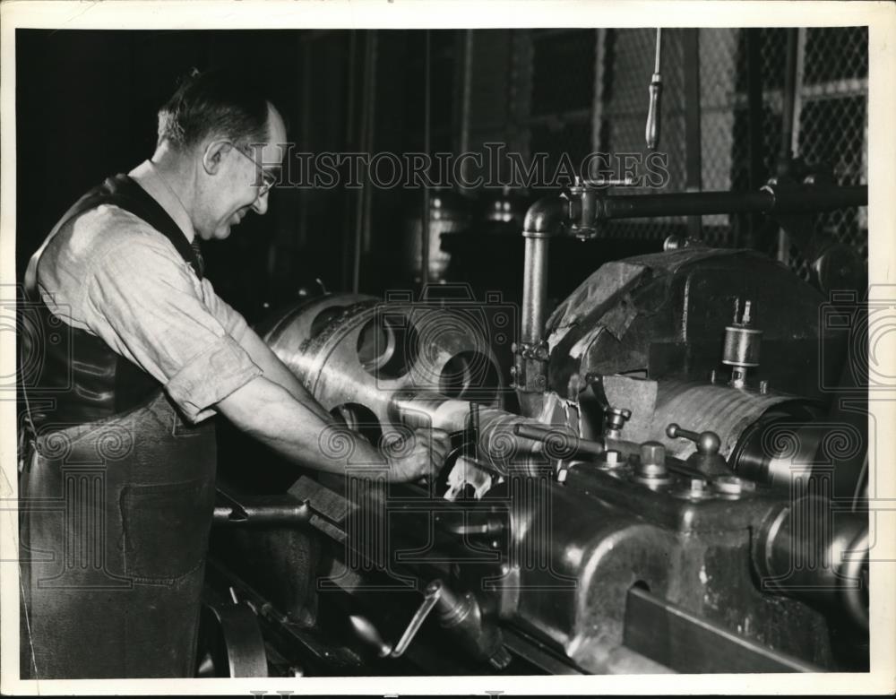 1940 Press Photo Willian Kuvisky of National Acme while grinding spindle carrier - Historic Images