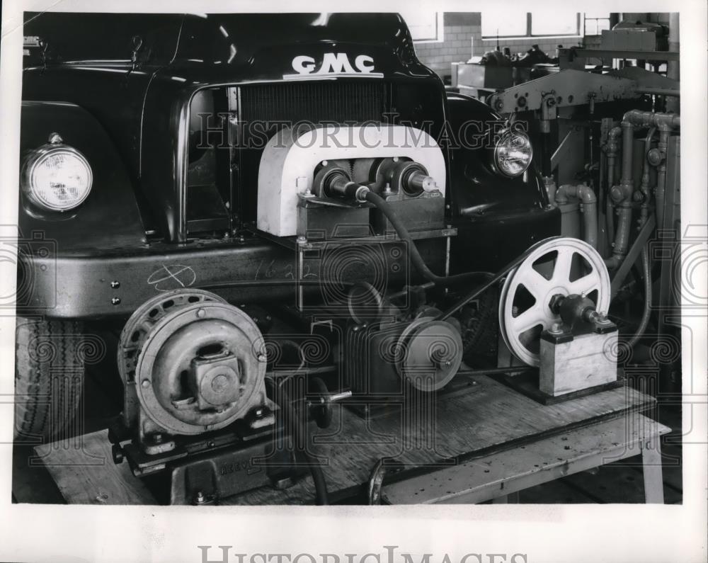 1953 Press Photo Vibration test in GMC Truck &amp; Coach engineering research lab - Historic Images