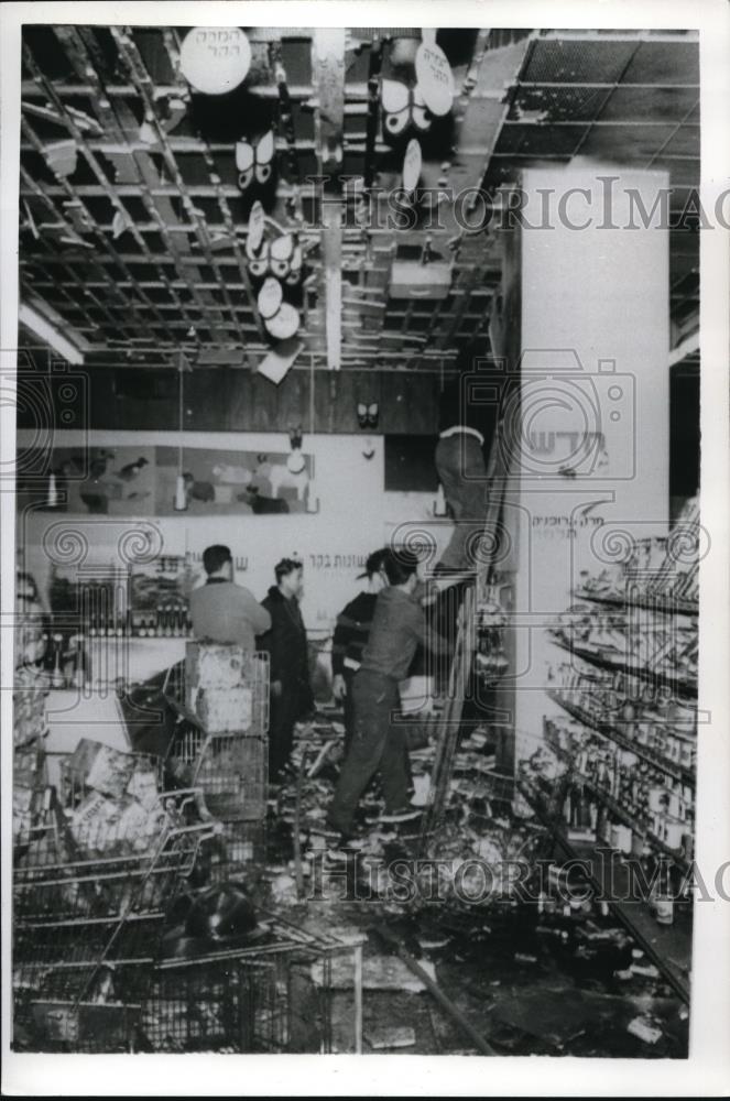 1969 Press Photo Jerusalem Arab Guerrilla Bombing In Supermarket - Historic Images