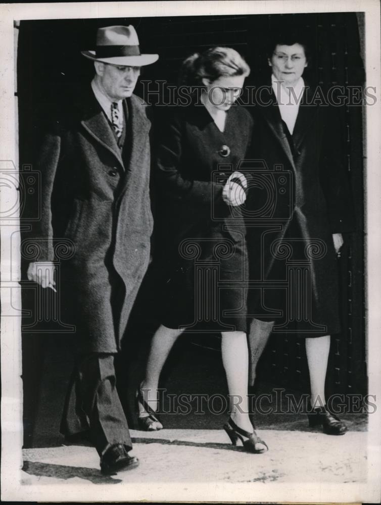 1947 Press Photo Terre Haute Ind Sheriff with Mrs Ira Hall, Mrs Ella Mchley - Historic Images