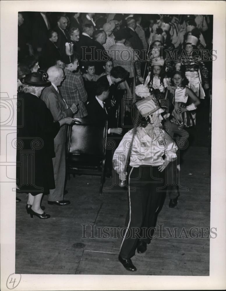 1943 Press Photo Drum And Bugle Corps Bands Marching For Crowd - Historic Images