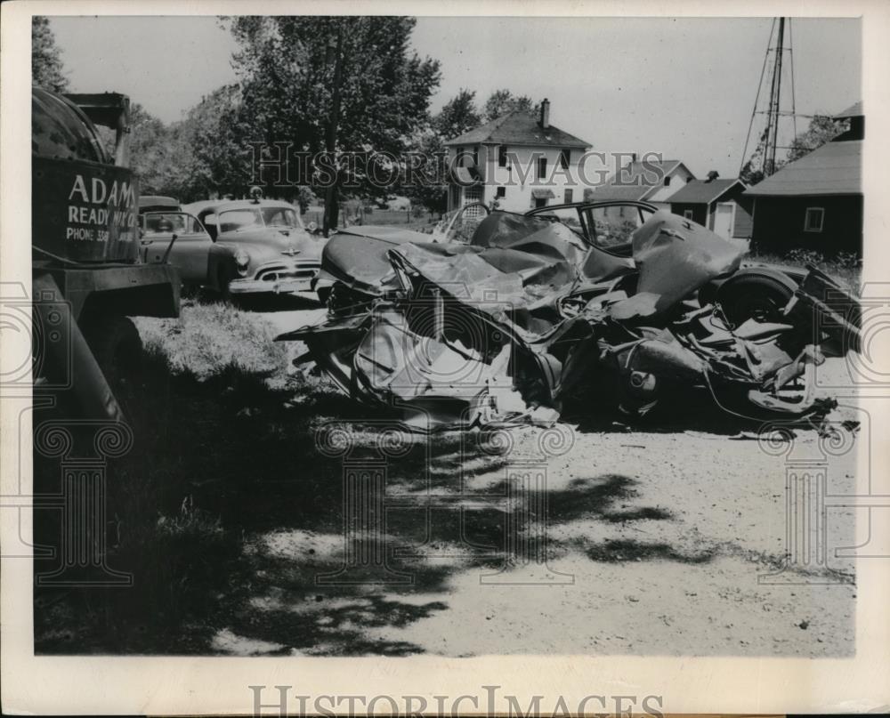 1949 Press Photo Janesville Wis auto crushed by cement mixer truck collision - Historic Images