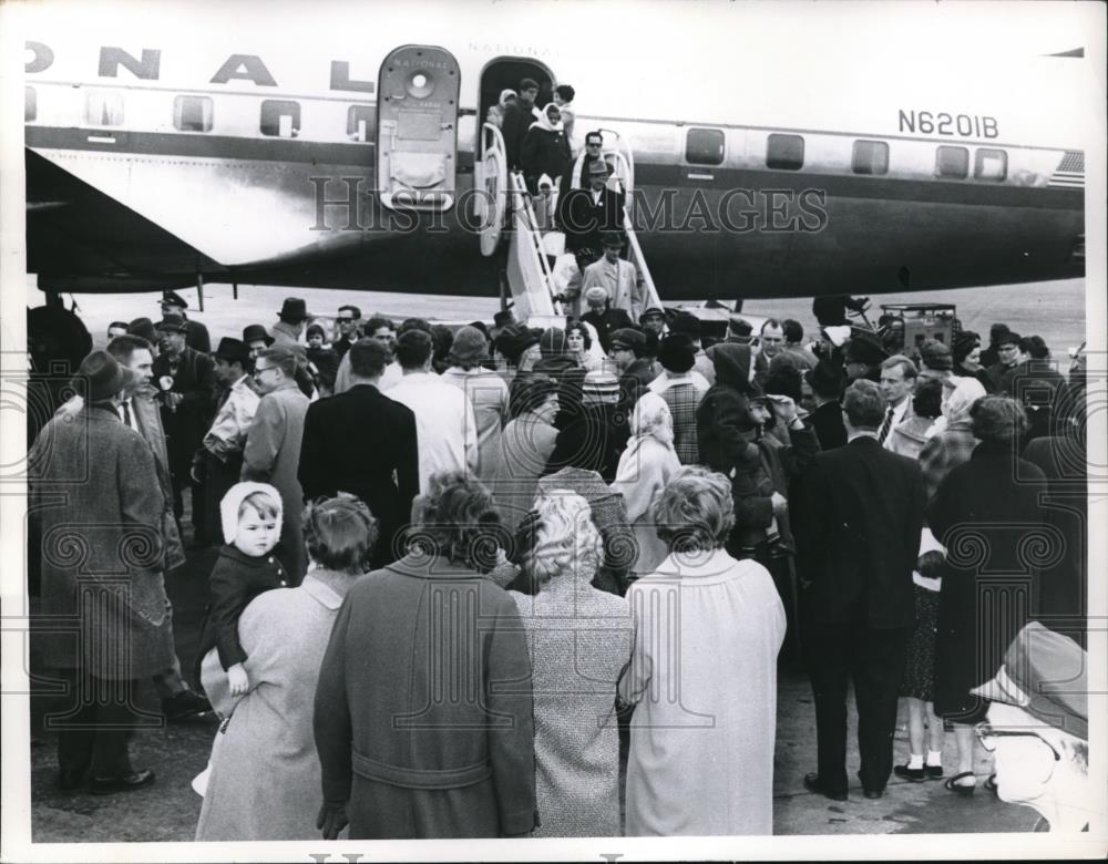 1962 Press Photo Cuban refugees arrive in Cleveland Ohio - Historic Images