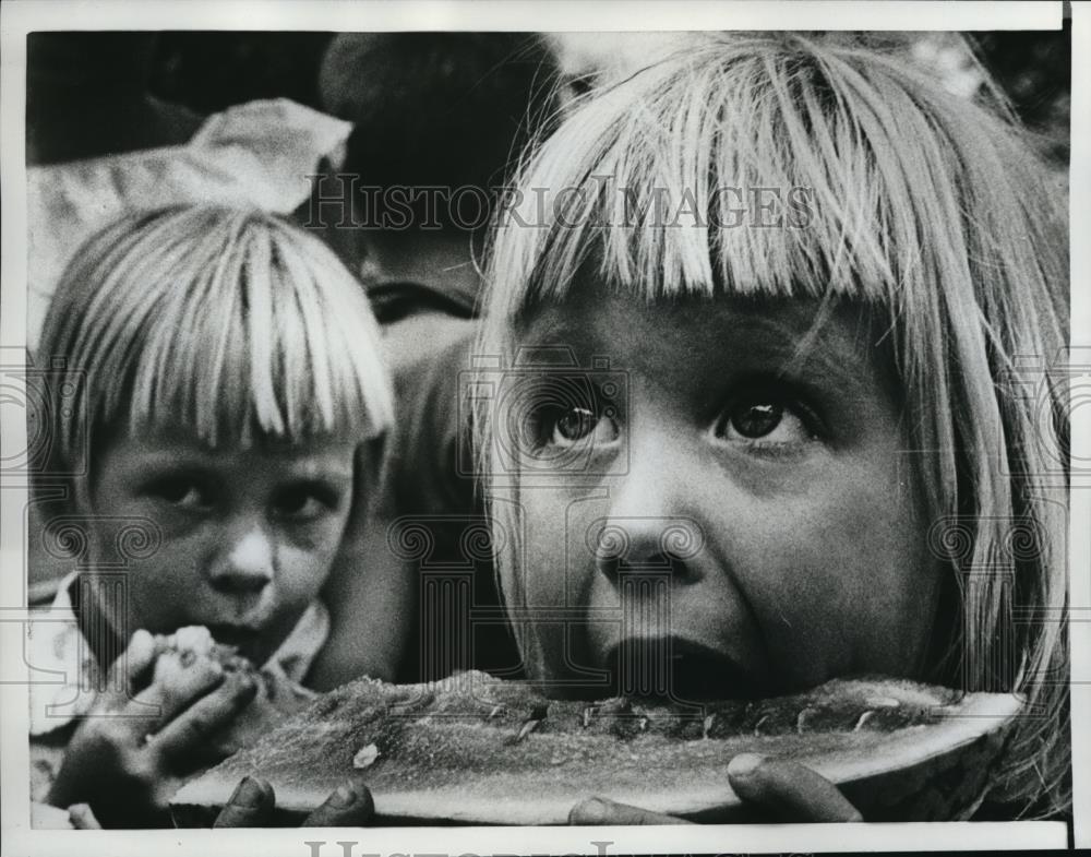 1962 Press Photo Julie Smith eats watermelon found in picnic treasure hunt - Historic Images