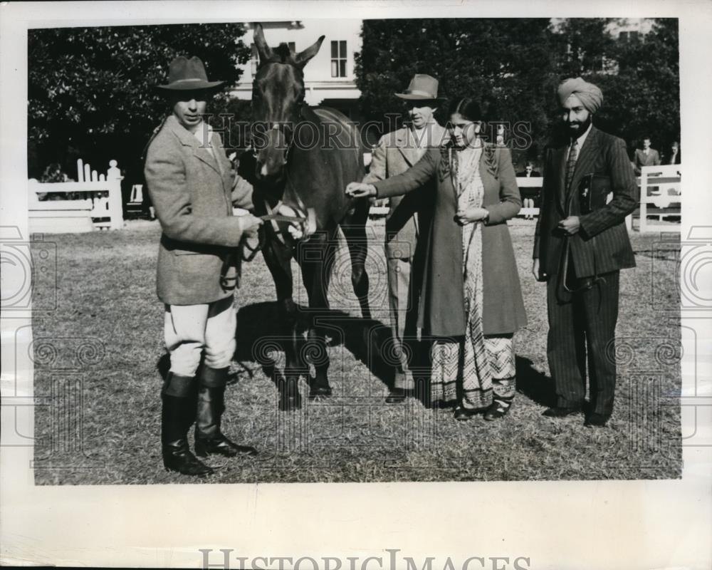 1946 Press Photo Pinehurst NC Mr &amp; Mrs G Singh of India &amp; DW Winkelman &amp; horse - Historic Images