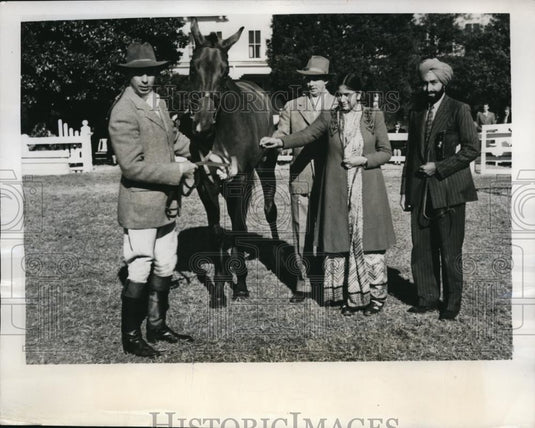 1946 Press Photo Pinehurst NC Mr & Mrs G Singh of India & DW Winkelman & horse - Historic Images