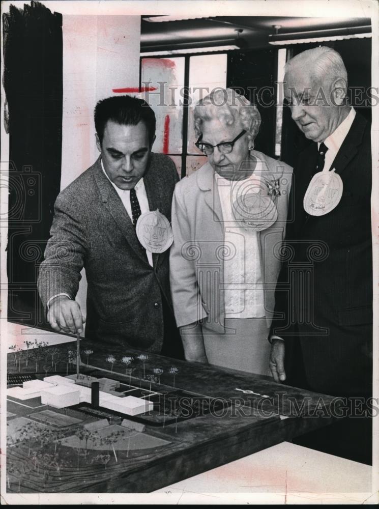 1969 Press Photo Paul Wallace, Miss Hazel Thompson and James Scott - Historic Images