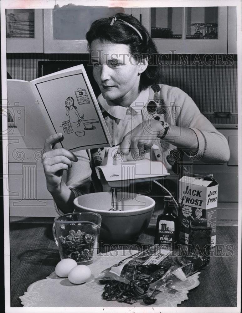 1967 Press Photo Mrs Arthur Baldwin making Southern Pecan dainties - Historic Images