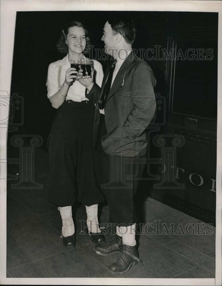 1938 Press Photo A quiet toast on New Year's Eve as the snow train moved out. - Historic Images