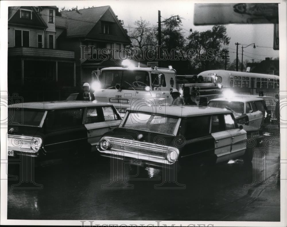 1967 Press Photo Emergency vehicles at scene of patrolman Steve Huber slaying - Historic Images