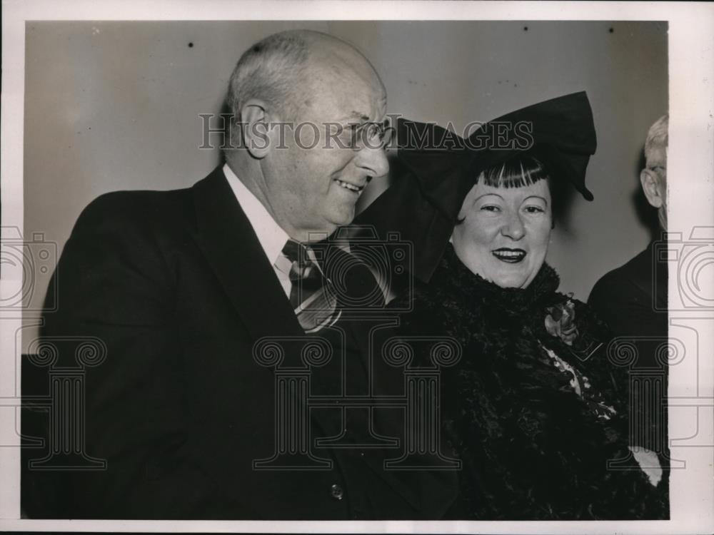 1939 Press Photo Former Atty Gen Mr. and Mrs. Homer Cummings at House Gallery - Historic Images