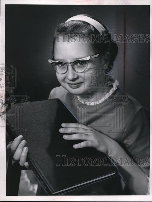 1953 Press Photo Pauline Pewzak & book Tell Me Why in Cleveland - Historic Images