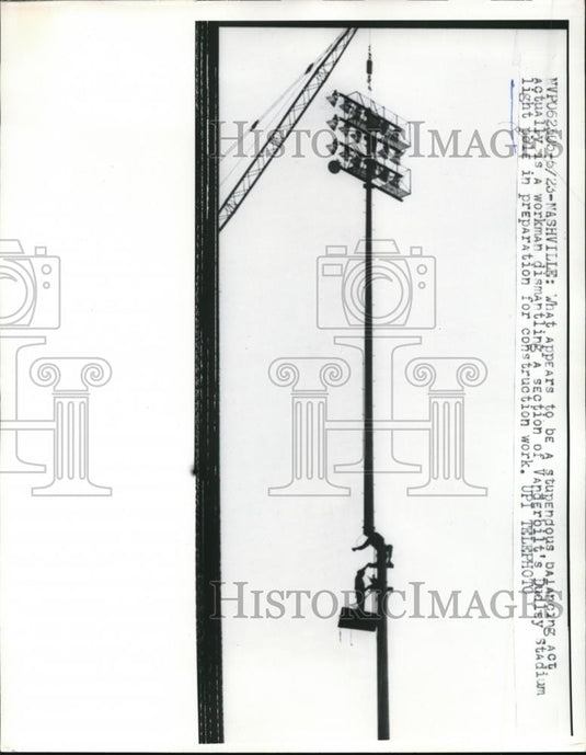 1960 Press Photo Nashville workman dismantles section of Vanderbilt Stadium - Historic Images