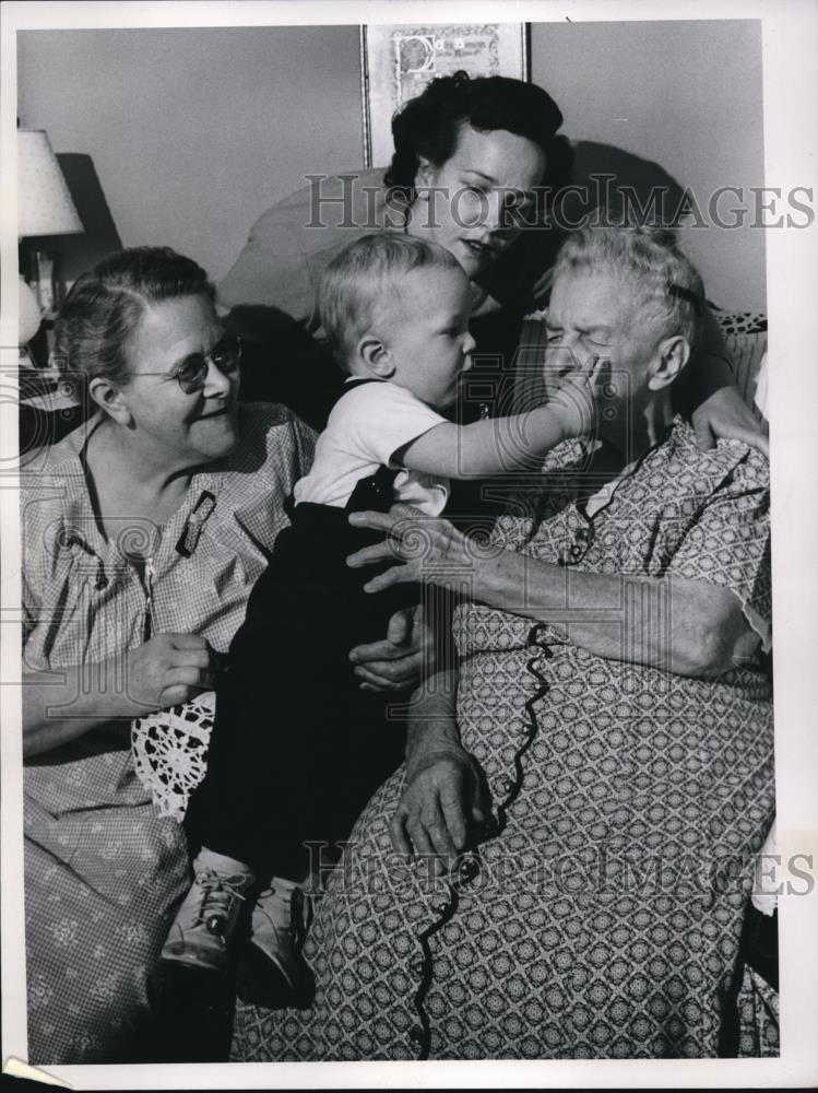 1961 Press Photo Mrs Caroline Weber, Mrs A Borosowski,Mrs Schoch &amp; baby Marie - Historic Images