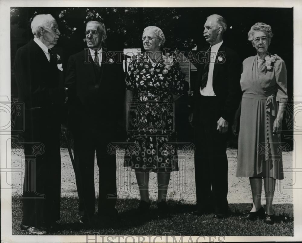 1946 Press Photo The Rev. Wall remarry the couples, Hustings and the Eastons - Historic Images