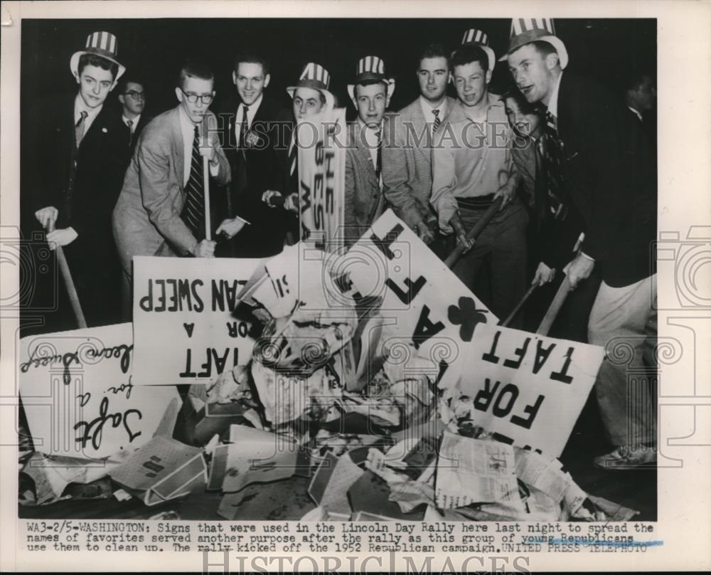 1952 Press Photo Young Republicans Clean Up Lincoln Day Rally Signs Washington - Historic Images