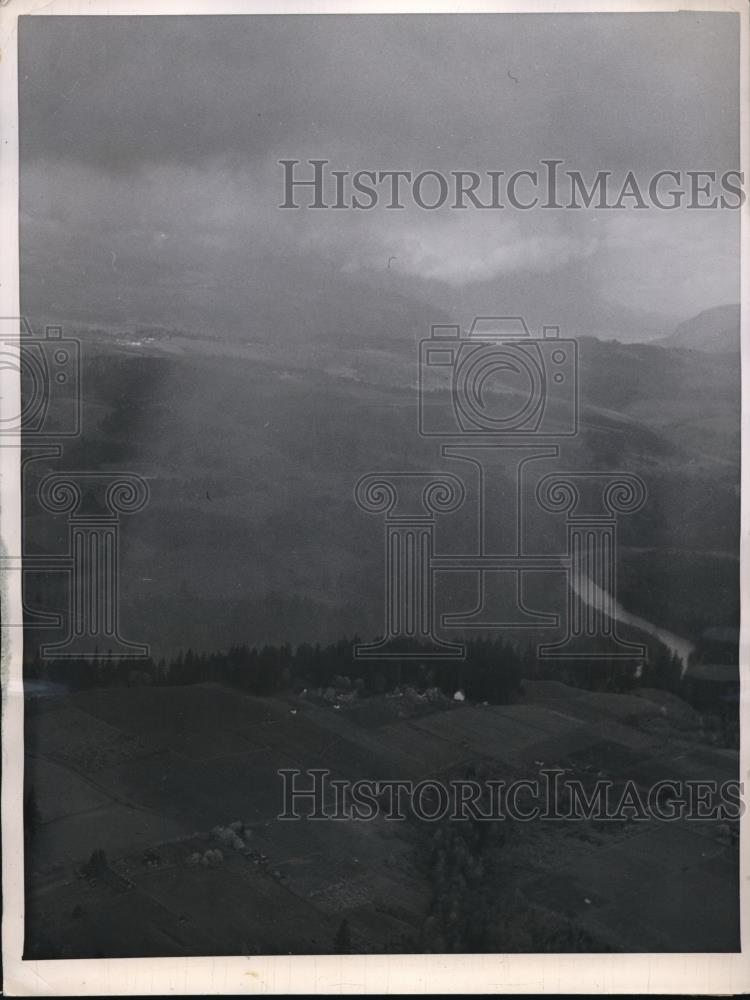 1947 Press Photo Portland Ore man made snow experiment by Col ES Ellison metero - Historic Images