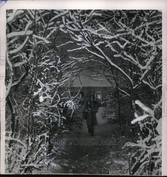 1954 Press Photo Pat Block walks to school from rural Lake County home - Historic Images