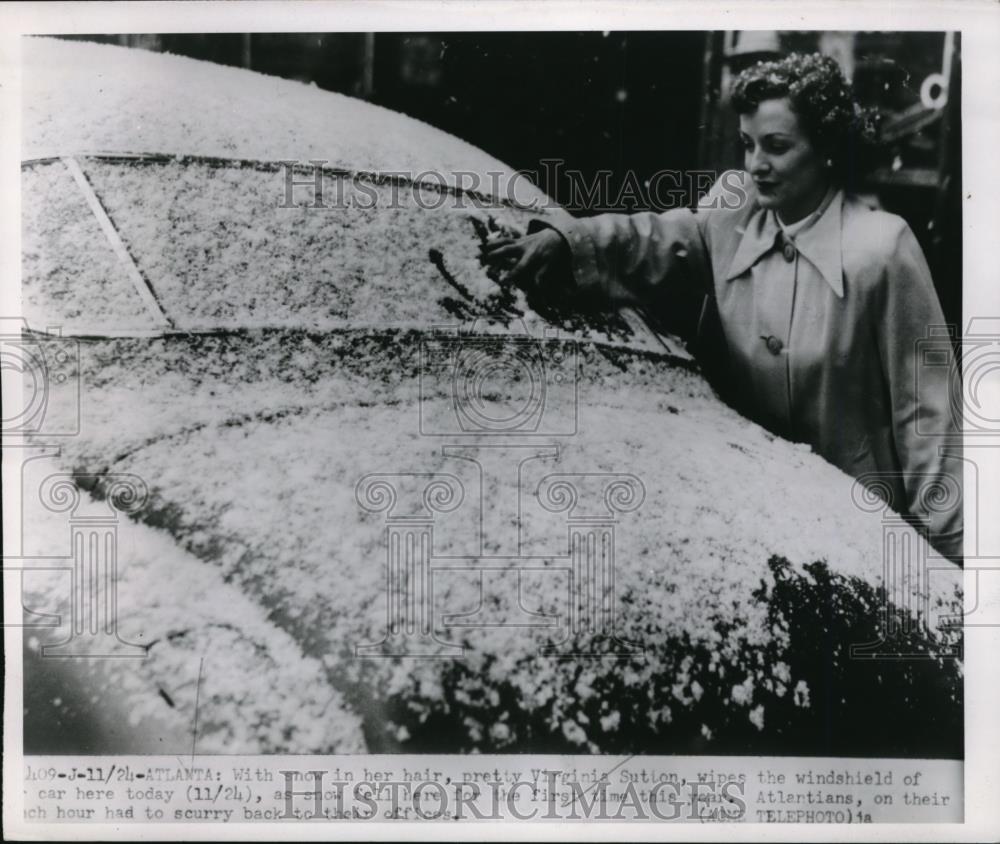 1950 Press Photo Atlanta Ga Virginia Sutton wipes windshield of car - Historic Images