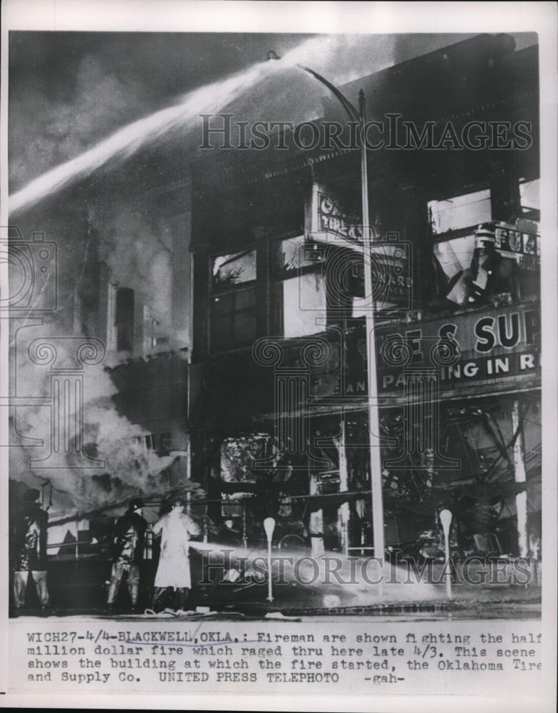 1954 Press Photo Blackwell Okla firemen battle b;aze at Tire &amp; Suppy Co - Historic Images