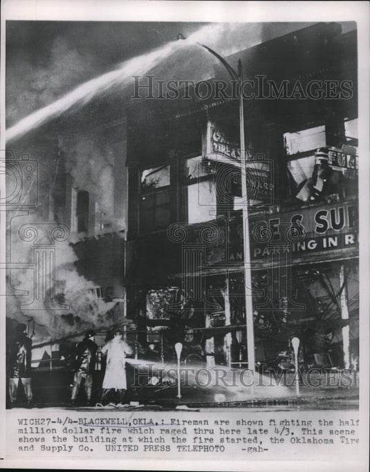1954 Press Photo Blackwell Okla firemen battle b;aze at Tire & Suppy Co - Historic Images