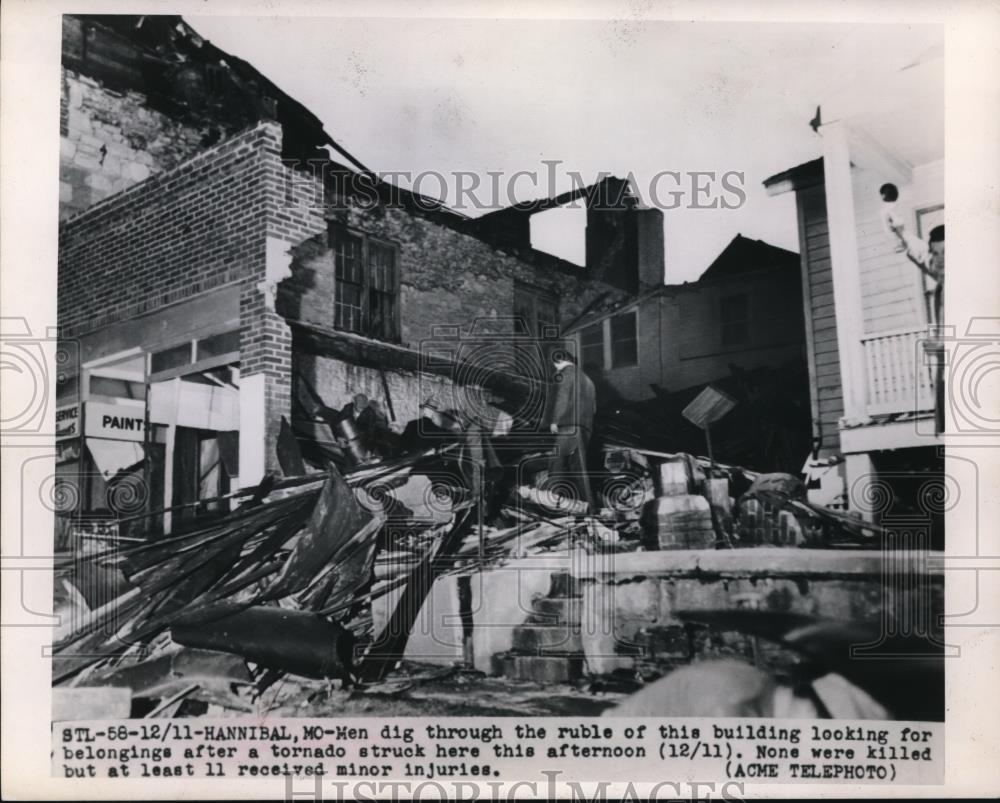 1949 Press Photo Hannibal, Mo workmen dig thru tornado rubble - Historic Images