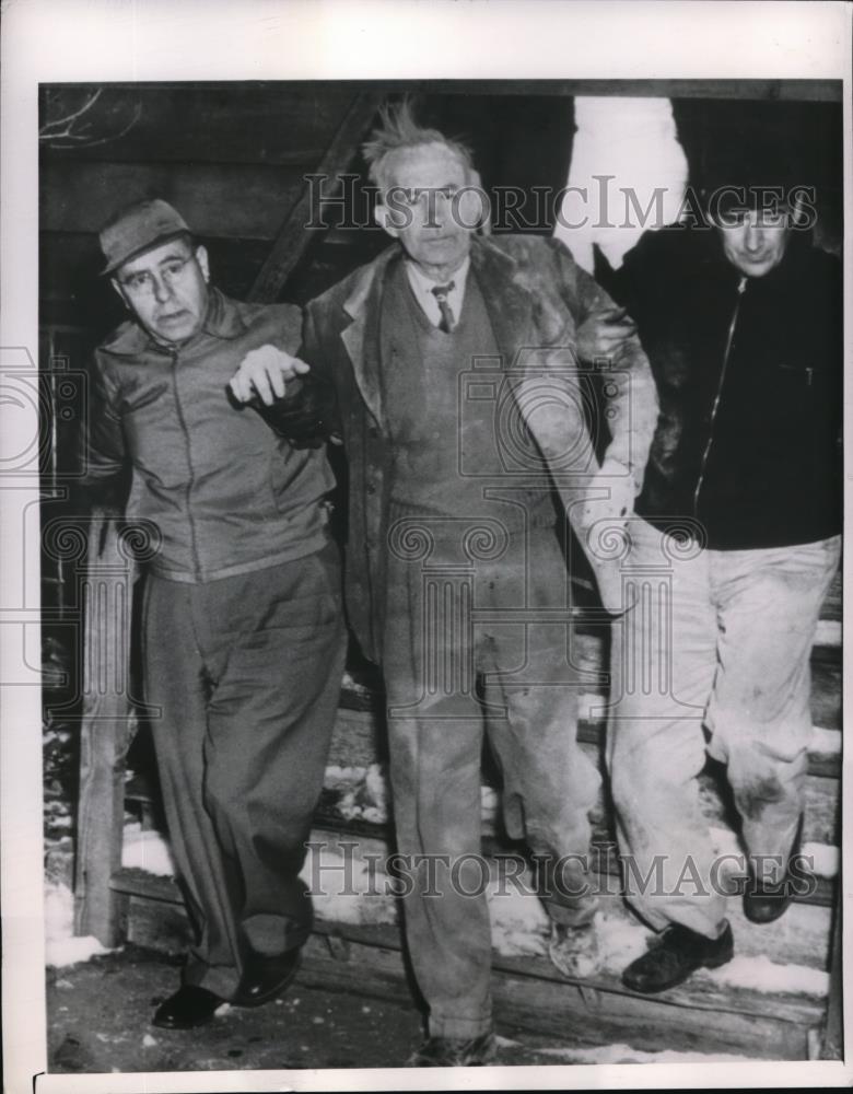 1961 Press Photo WElizabeth NJ Walter Hannon rescued from bldg hit plane crash - Historic Images