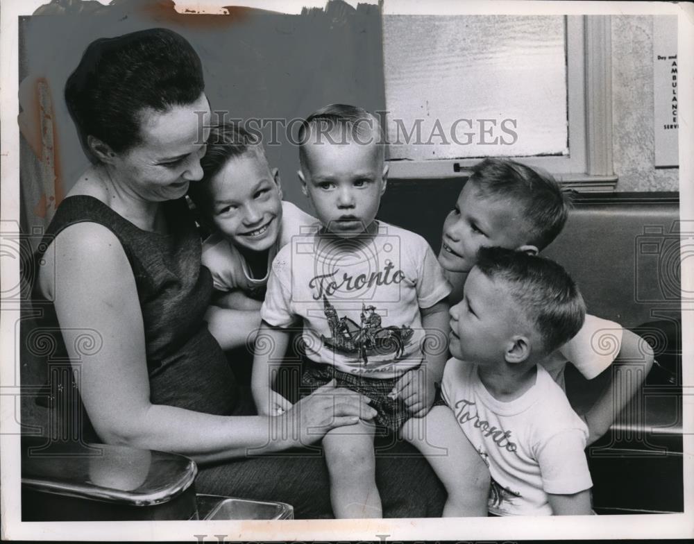 1961 Press Photo Mrs Helen Chabek with her kids in Cleveland - Historic Images