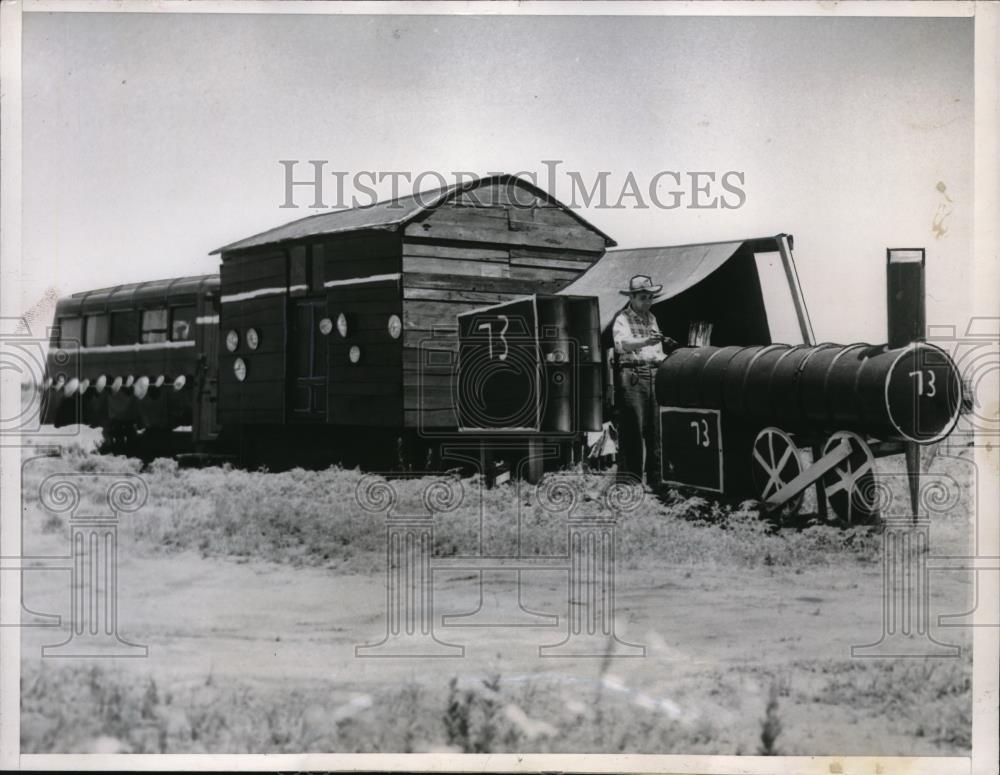 1952 Press Photo Charles Rice is building a house to look like a train. - Historic Images