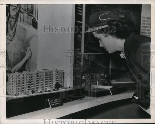 1948 Press Photo London woman visitor & a model of apartment house at an expo - Historic Images
