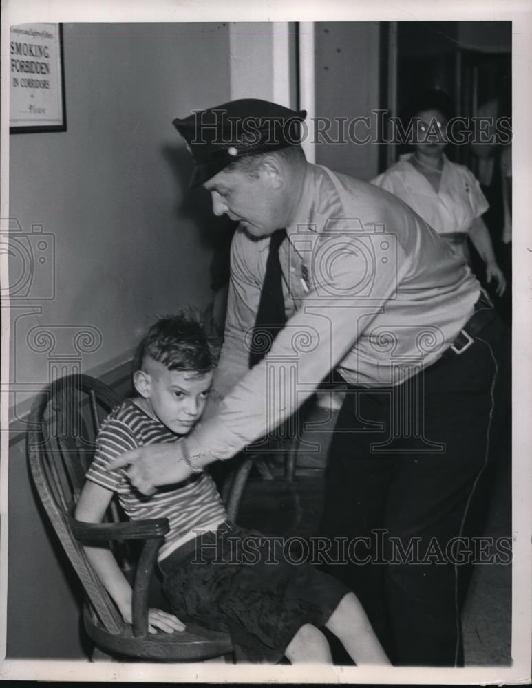 1948 Press Photo Chicago Frank Heckler age 10 at hospital from bus crash - Historic Images