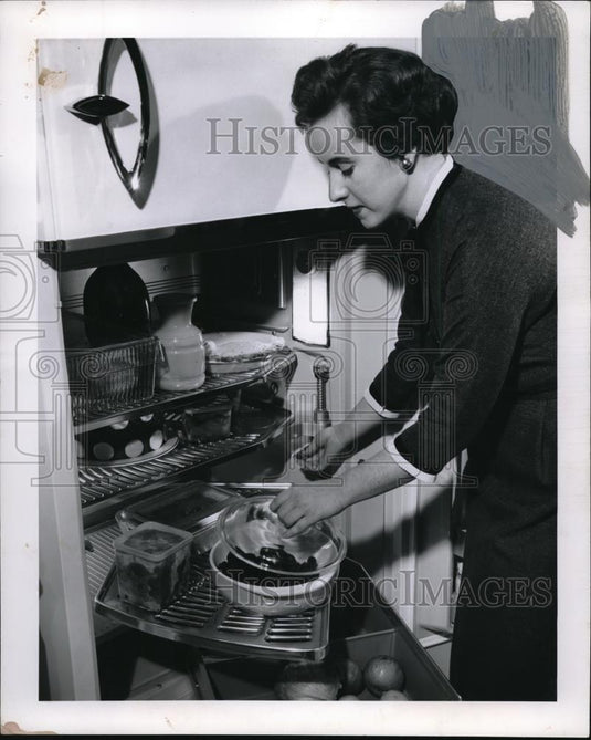 1956 Press Photo A homemaker with a covered casserole in her refrigerator - Historic Images
