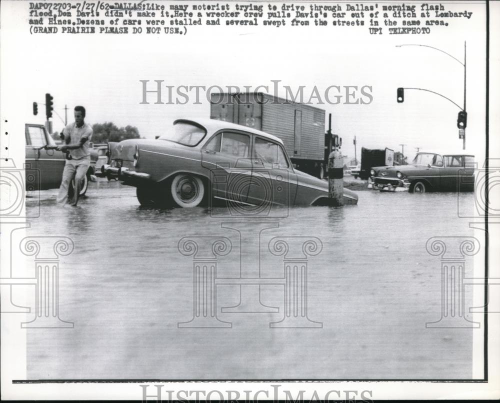 1962 Press Photo Motorist stuck in flash floods at Dallas Texas - Historic Images