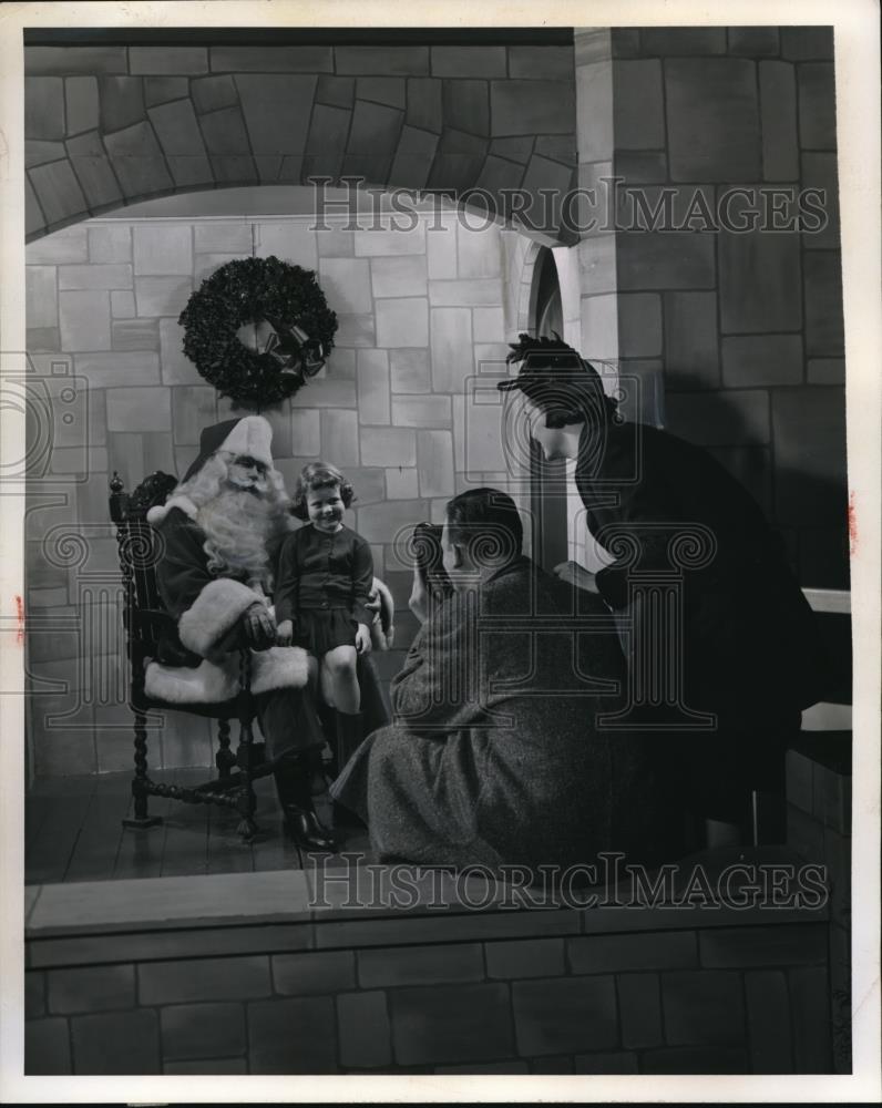 1960 Press Photo Susan&#39;s picture with santa taken by mommy and daddy at a store - Historic Images