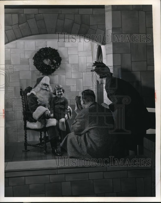 1960 Press Photo Susan's picture with santa taken by mommy and daddy at a store - Historic Images