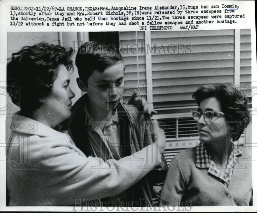 1969 Press Photo Mrs. Alexander Hugs Son Tommie After Release of Escapees - Historic Images