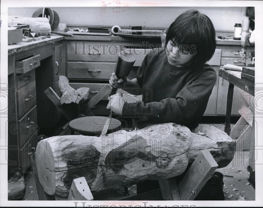 Press Photo Debbie Lyons carving wood at Beachwood HS in Cleveland - Historic Images