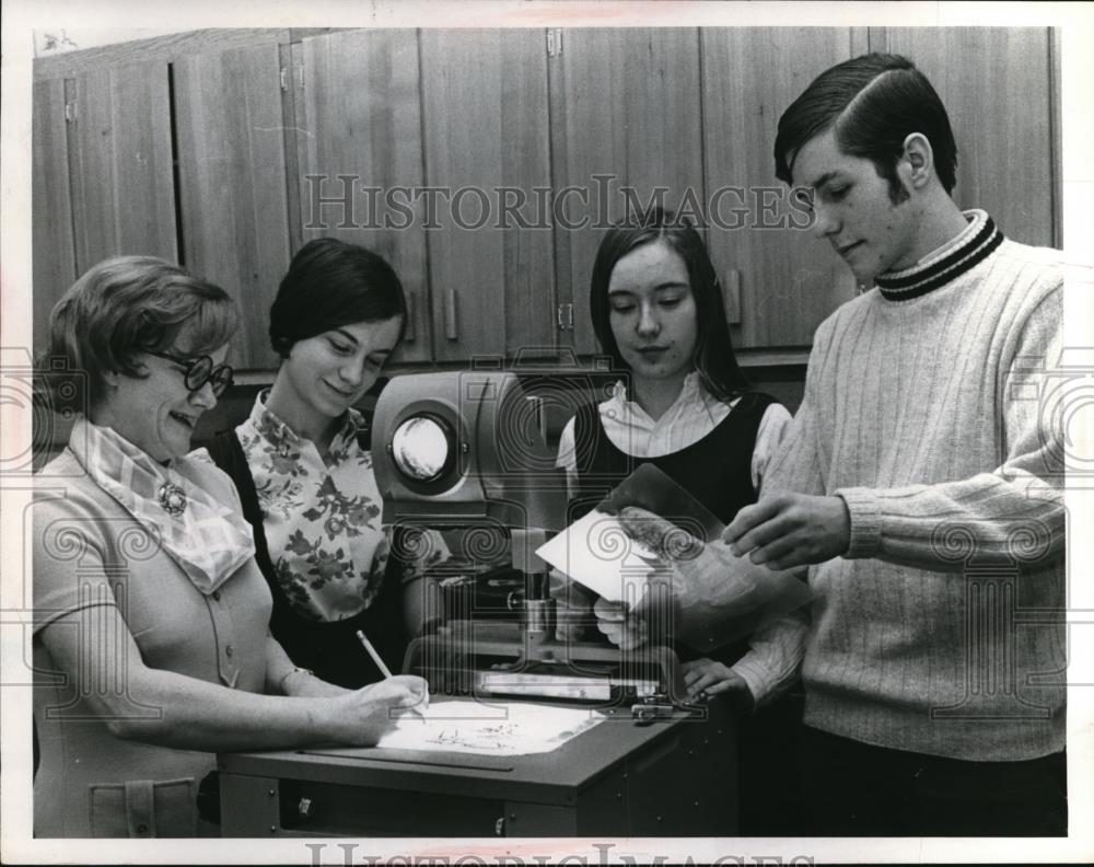 Press Photo Cleveland Heights High Audio Visual Aids J Tappender C Sweeney - Historic Images