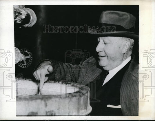 1942 Press Photo Akron Ohio William M Jeffers Rubber Director trys out Chemigun - Historic Images