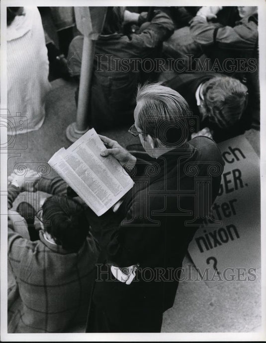 1969 Press Photo Rev Anderson at Elyria Draft board in Ohio with list of dead - Historic Images