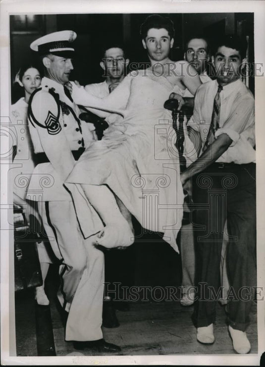 1938 Press Photo patient rescued, St. Joseph's Infirmary in Houston during fire - Historic Images
